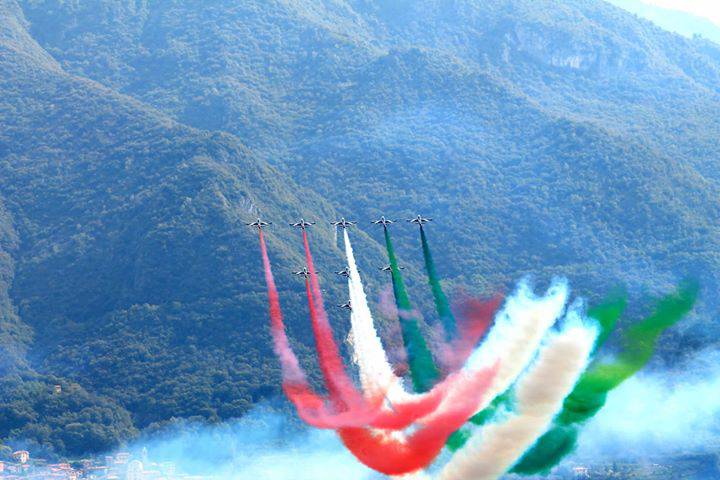 Lo spettacolo delle Frecce Tricolori sul lago di Como: magia tricore