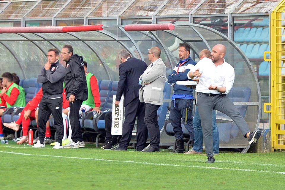 marco banchini allenatore del como davanti alla panchina stadio