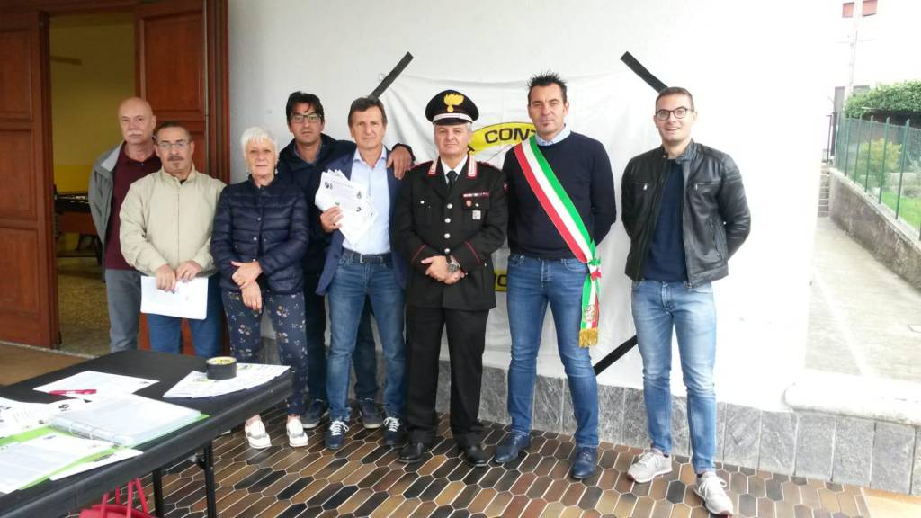 sindaco olgiate con comandante carabinieri prima dell'incontro con fedeli in chiesa