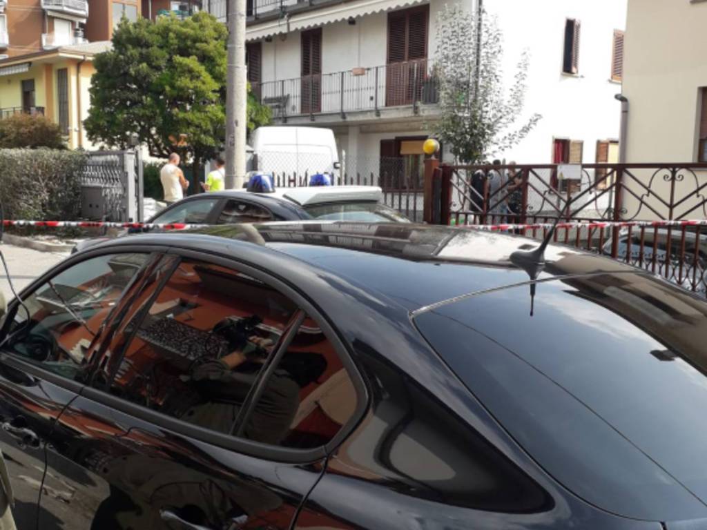 delitto a vighizzolo di cantù via cartesio, accoltella la suocera in casa carabinieri luogo, gente