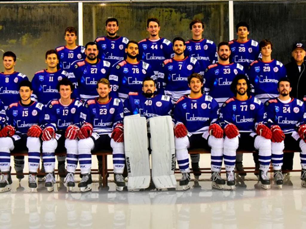 hockey como foto squadra ed azione a varese derby 