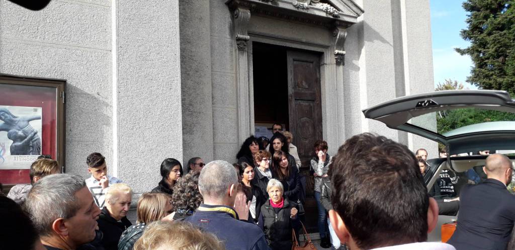 Il funerale di Gaetano Banfi alla chiesa di Rebbio: tanto dolore