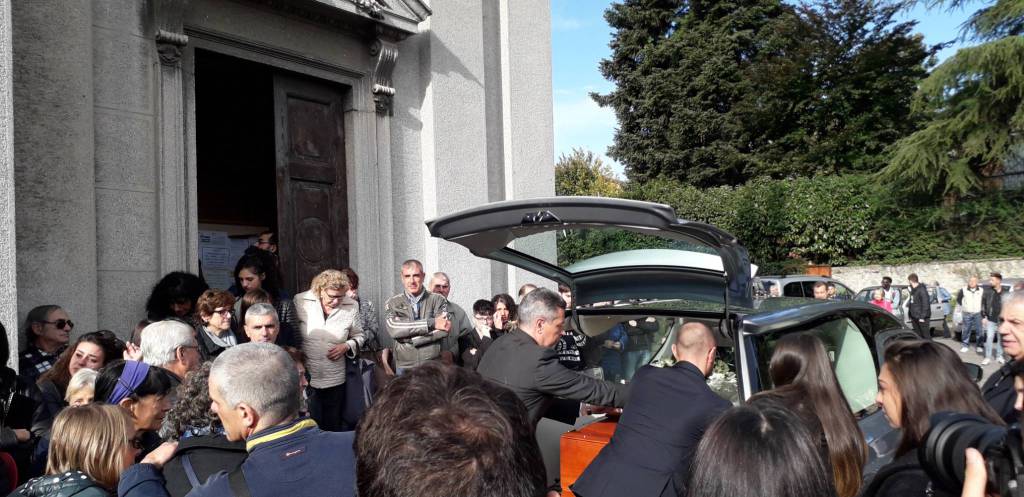 Il funerale di Gaetano Banfi alla chiesa di Rebbio: tanto dolore