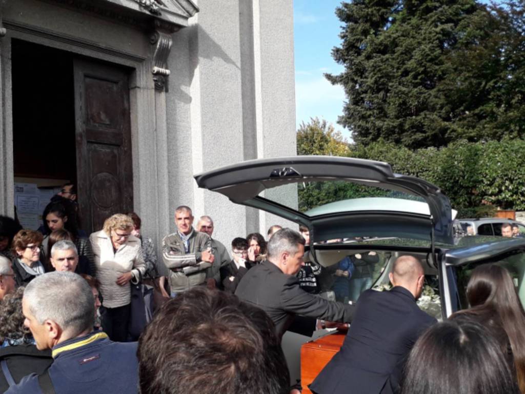 Il funerale di Gaetano Banfi alla chiesa di Rebbio: tanto dolore