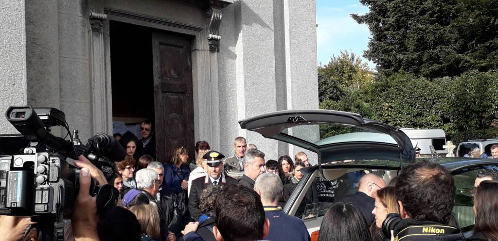 Il funerale di Gaetano Banfi alla chiesa di Rebbio: tanto dolore