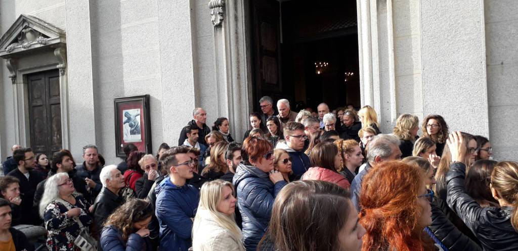 Il funerale di Gaetano Banfi alla chiesa di Rebbio: tanto dolore