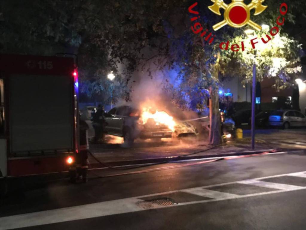 incendi auto a mariano comense due episodi distinti