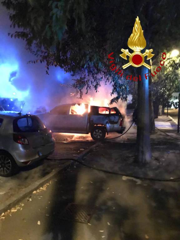 incendi auto a mariano comense due episodi distinti