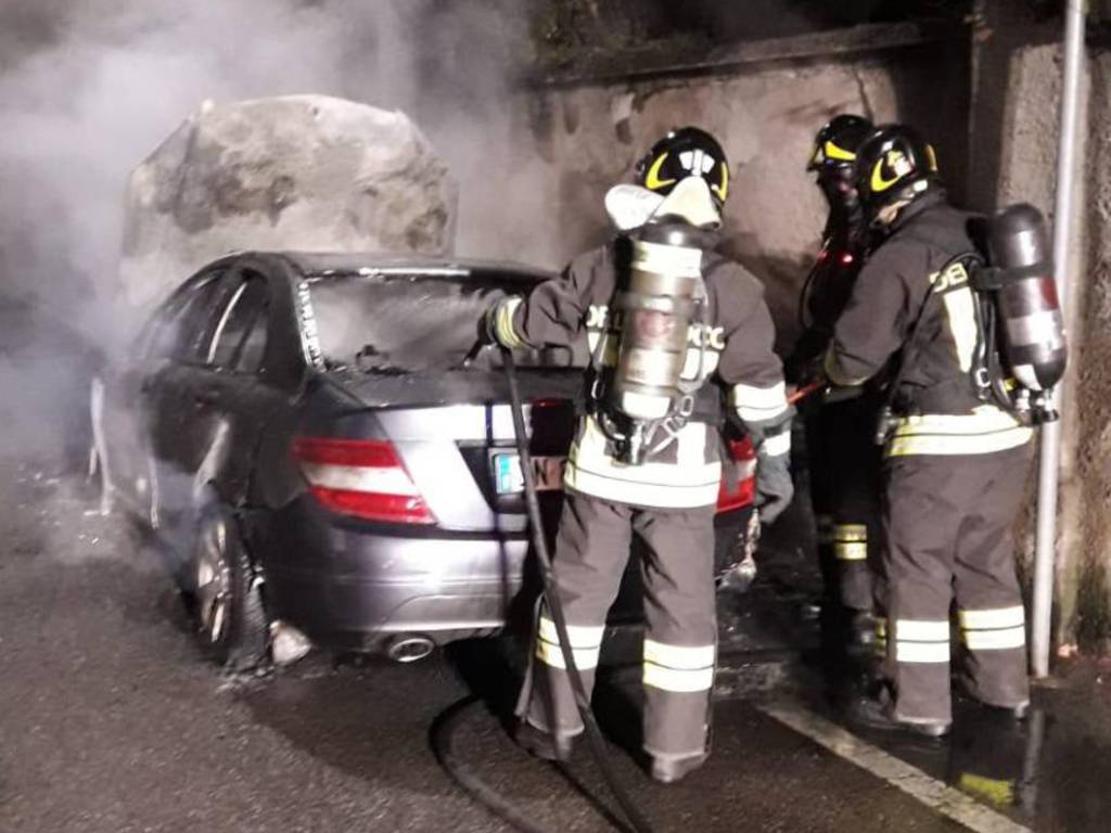 incendi auto a mariano comense due episodi distinti