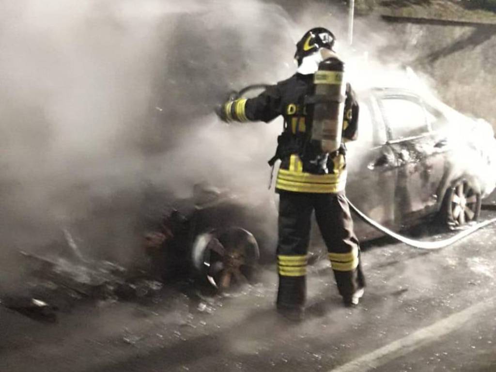 incendi auto a mariano comense due episodi distinti