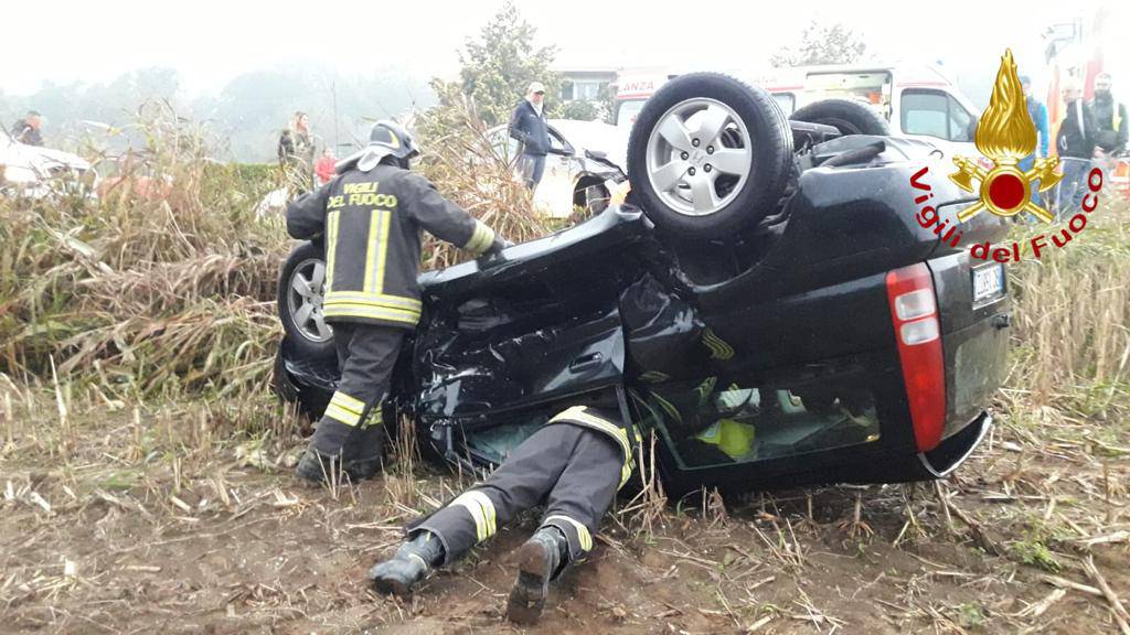 incidenti stradali questa mattina auto ribaltata via per alzate cantù con pioggia