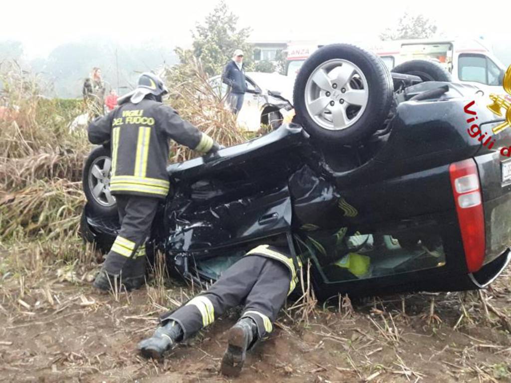 incidenti stradali questa mattina auto ribaltata via per alzate cantù con pioggia