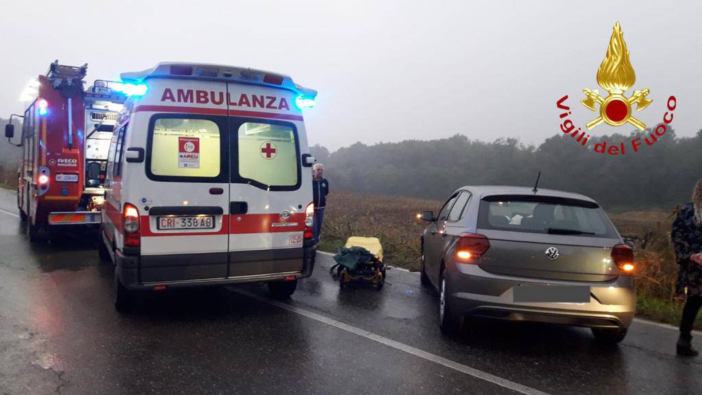 incidenti stradali questa mattina auto ribaltata via per alzate cantù con pioggia