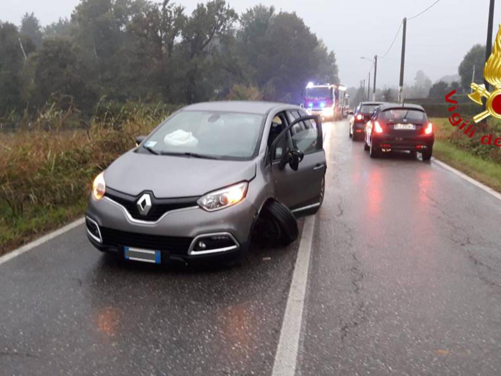 incidenti stradali questa mattina auto ribaltata via per alzate cantù con pioggia