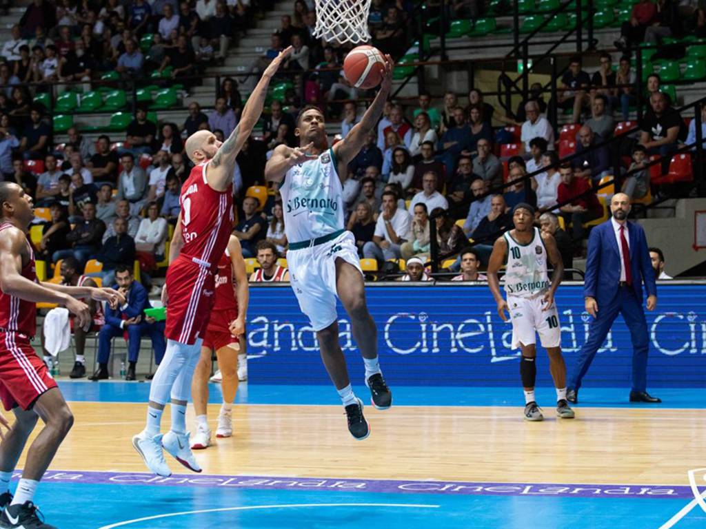 pallacanestro cantù san bernardo contro reggio emilia debutto a desio