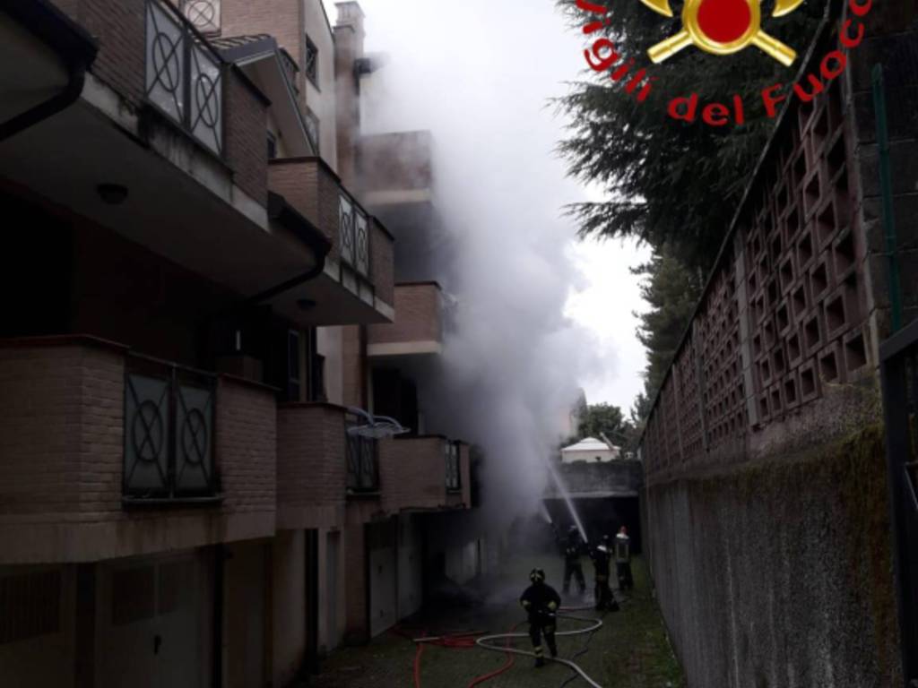 pompieri intervento per incendio box a mozzate via ronchi fumo e mezzi in azione