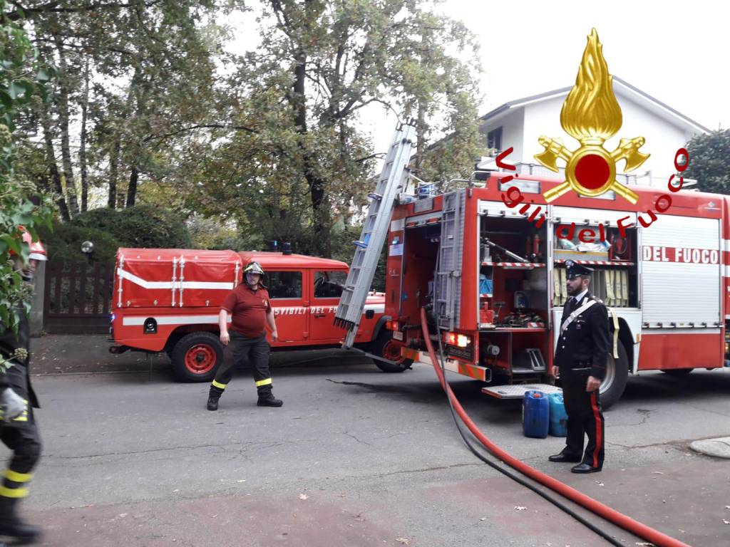 pompieri intervento per incendio box a mozzate via ronchi fumo e mezzi in azione