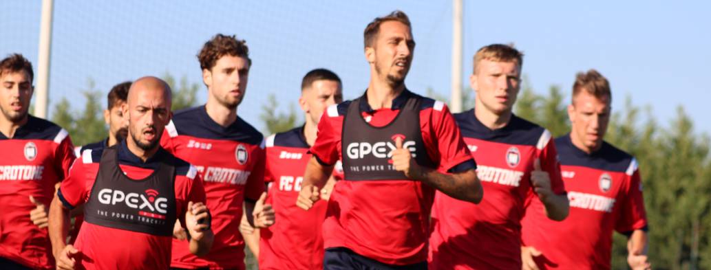 squadra crotone allenamento arriva a veniano per morte preparatore