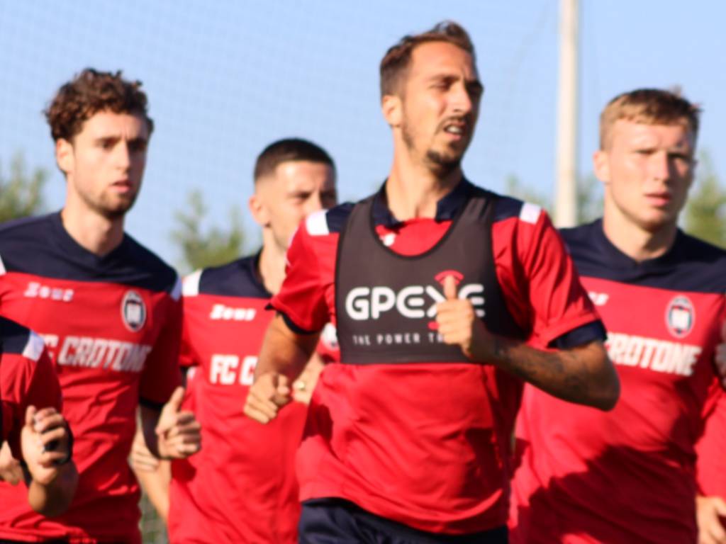 squadra crotone allenamento arriva a veniano per morte preparatore