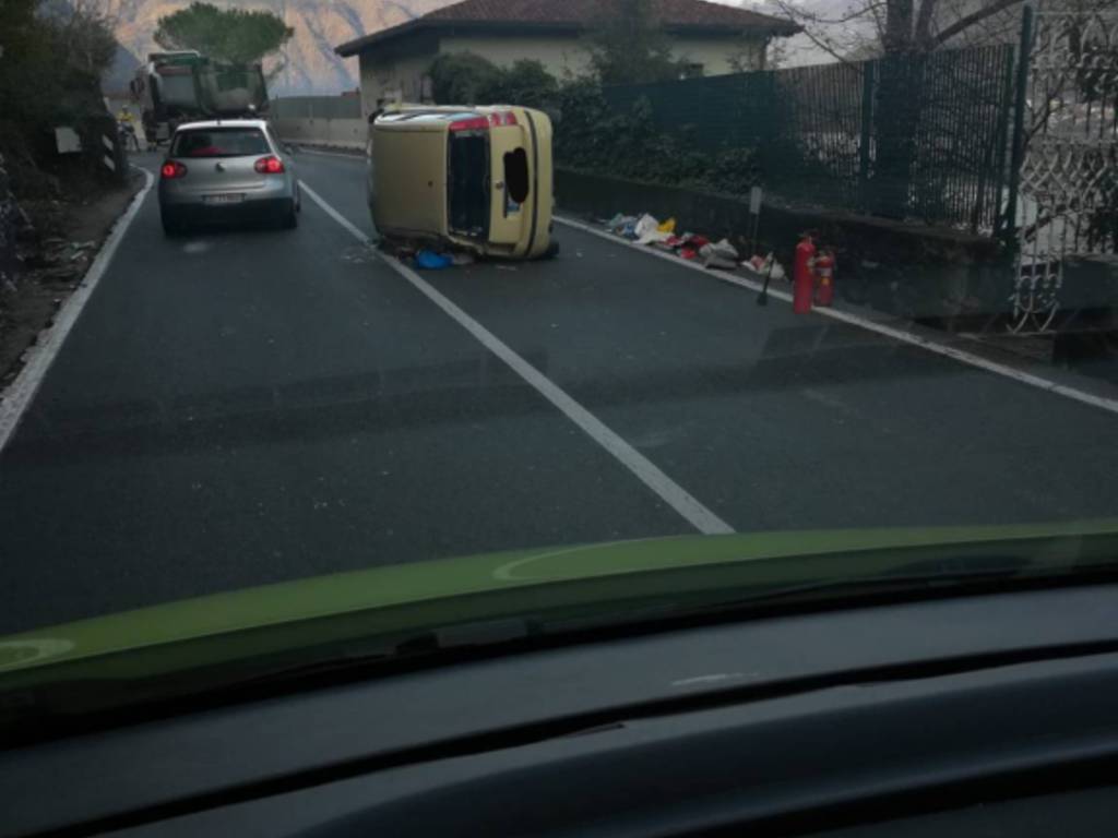 auto ribaltata a brienno sulla regina, soccorsi polizia stradale e pompieri