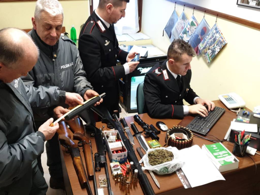 carabinieri menaggio arrestano due uomini di cremia per bracconaggio fucili sequestrati e carabine