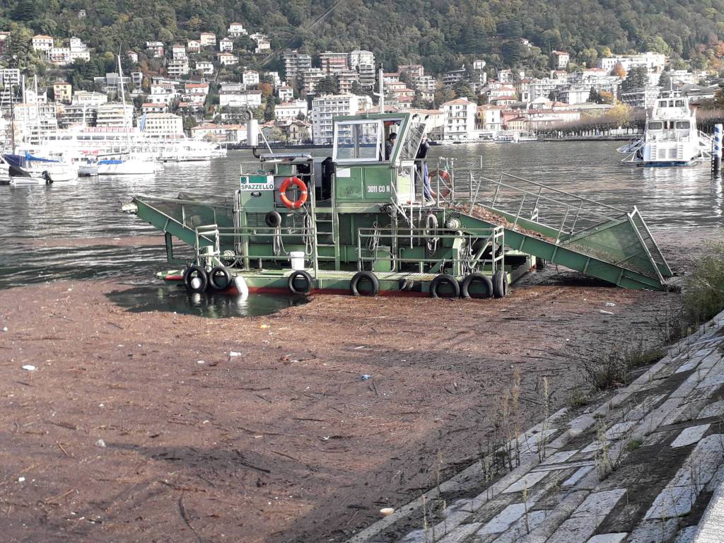 detriti lago di como battello spazzino in azione per rimuoverli