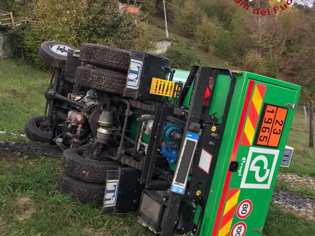 incidente autocisterna rovesciata a Corrido trasporto gpl pompieri soccorso