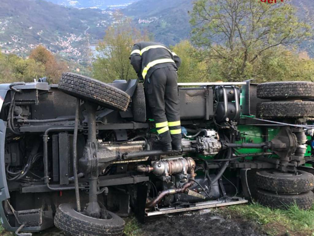 incidente autocisterna rovesciata a Corrido trasporto gpl pompieri soccorso