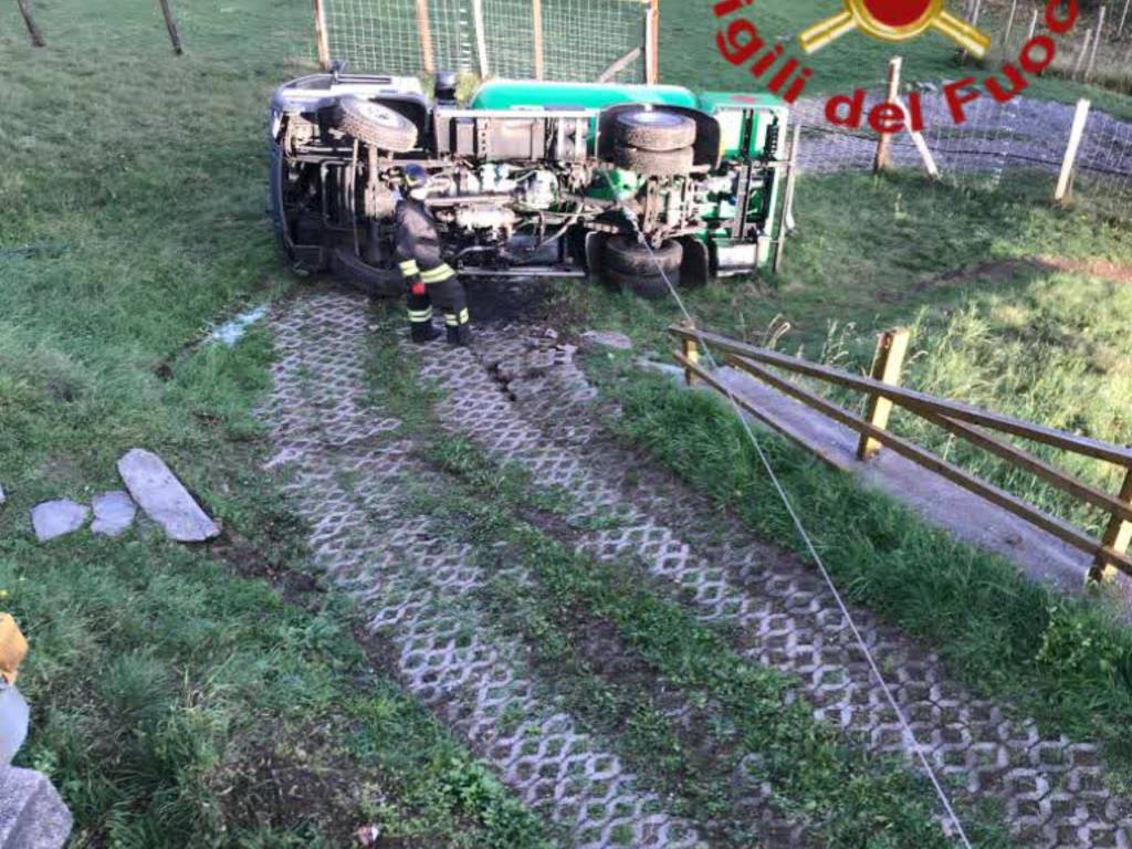 incidente autocisterna rovesciata a Corrido trasporto gpl pompieri soccorso