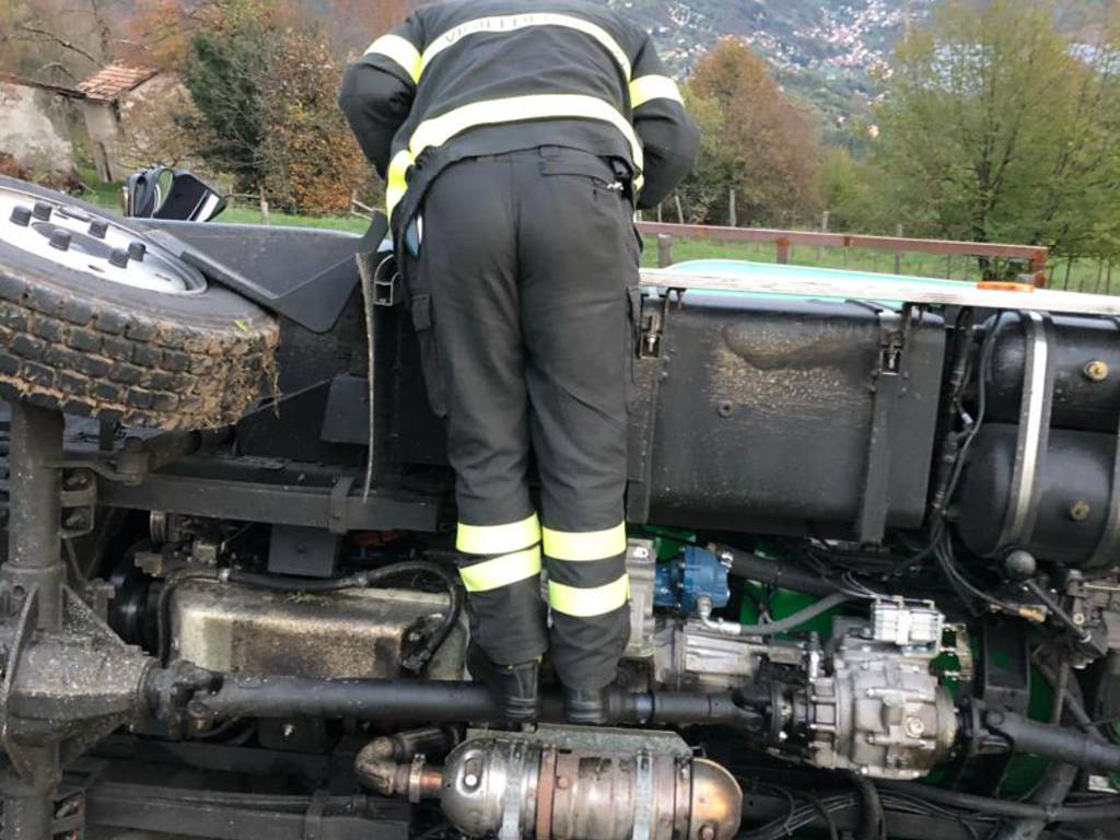 incidente autocisterna rovesciata a Corrido trasporto gpl pompieri soccorso