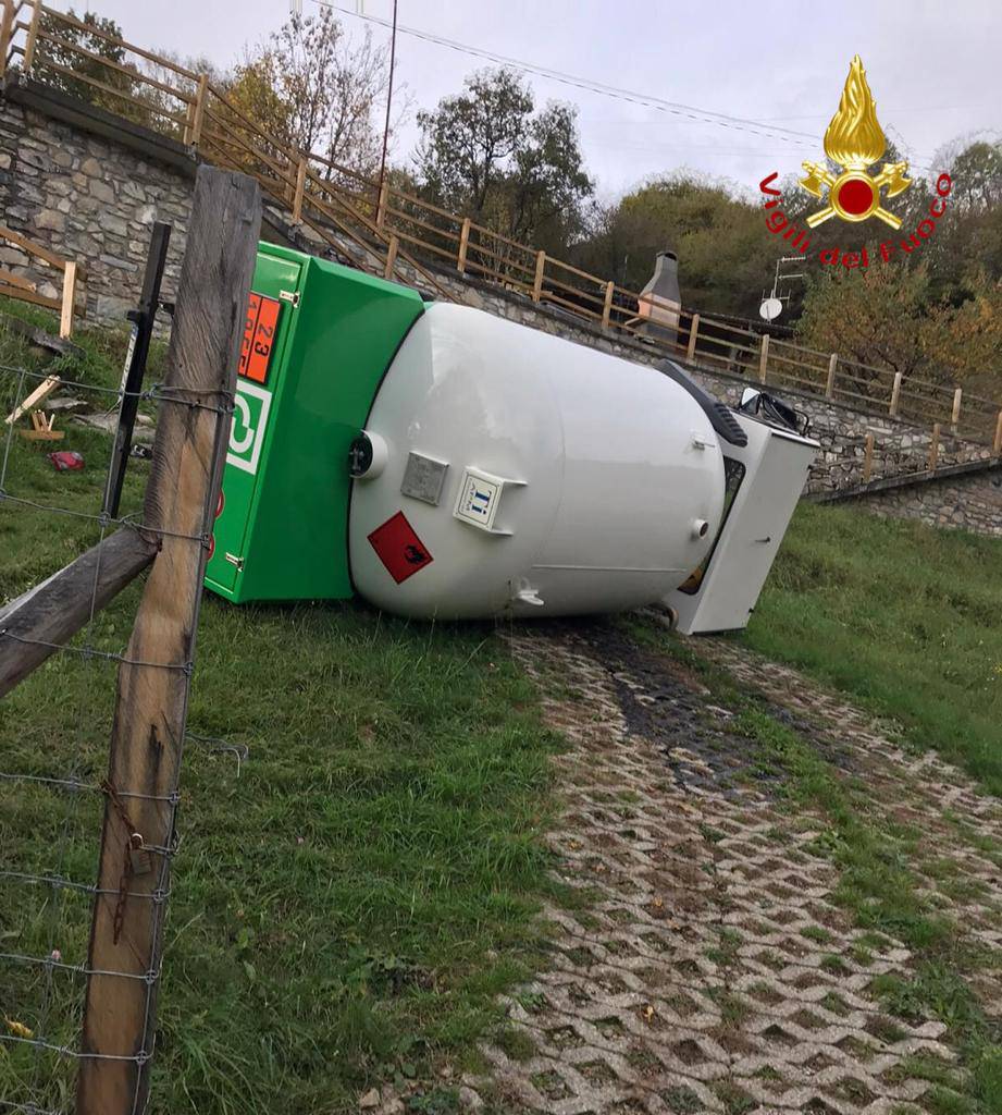 incidente autocisterna rovesciata a Corrido trasporto gpl pompieri soccorso