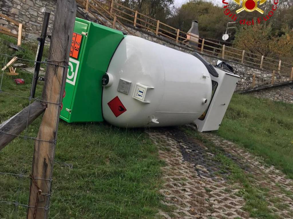 incidente autocisterna rovesciata a Corrido trasporto gpl pompieri soccorso