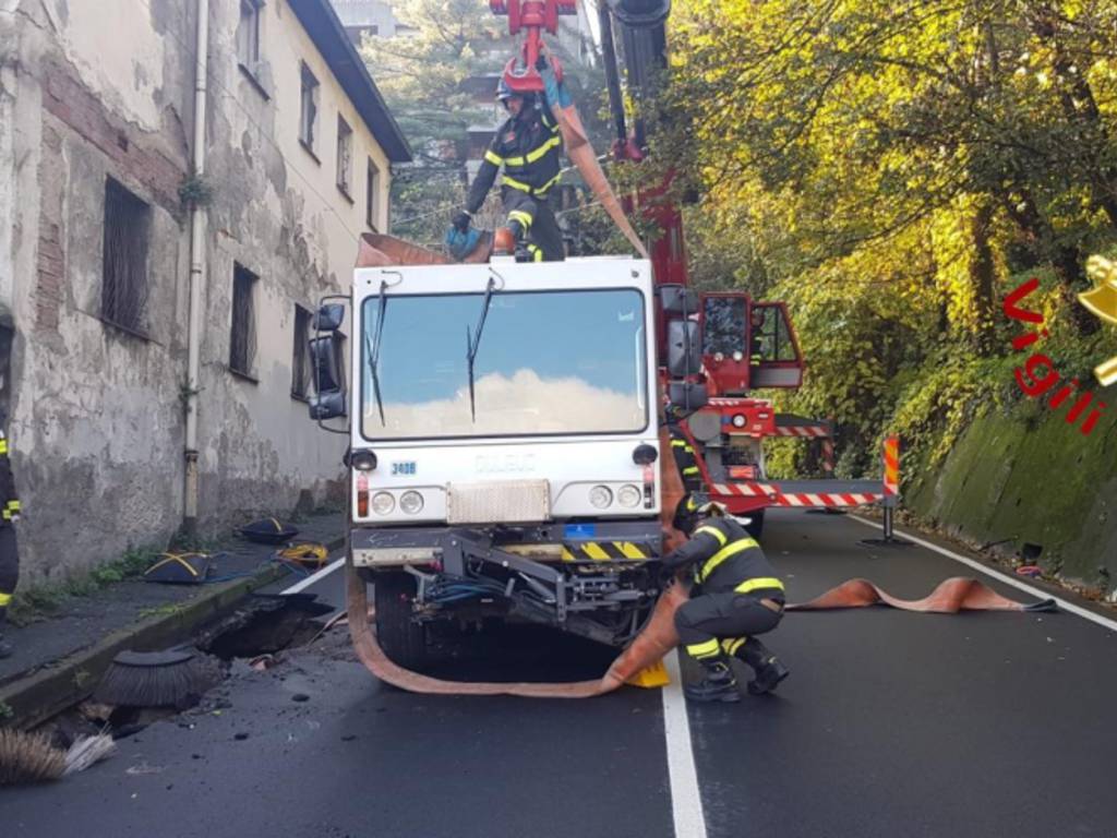 incidente via carso spazzatrice aprica nella voragine della strada