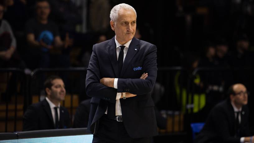 pallacanestro cantù a cremona immagini derby e coach pancotto