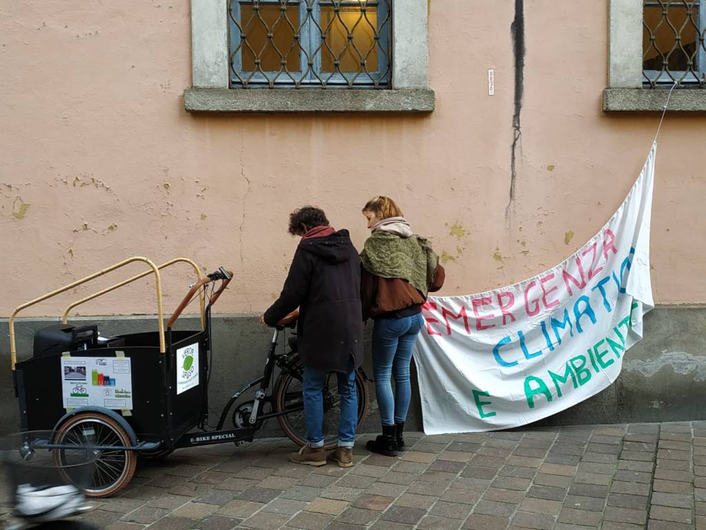 protesta dei ragazzi del fridays for future oggi esterno comune di como