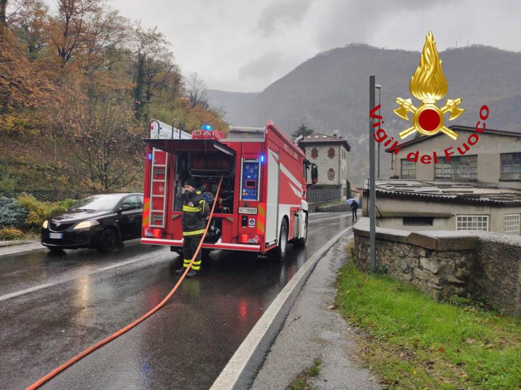 strada sporca di gasolio arrivano i pompieri arosio canzo idranti