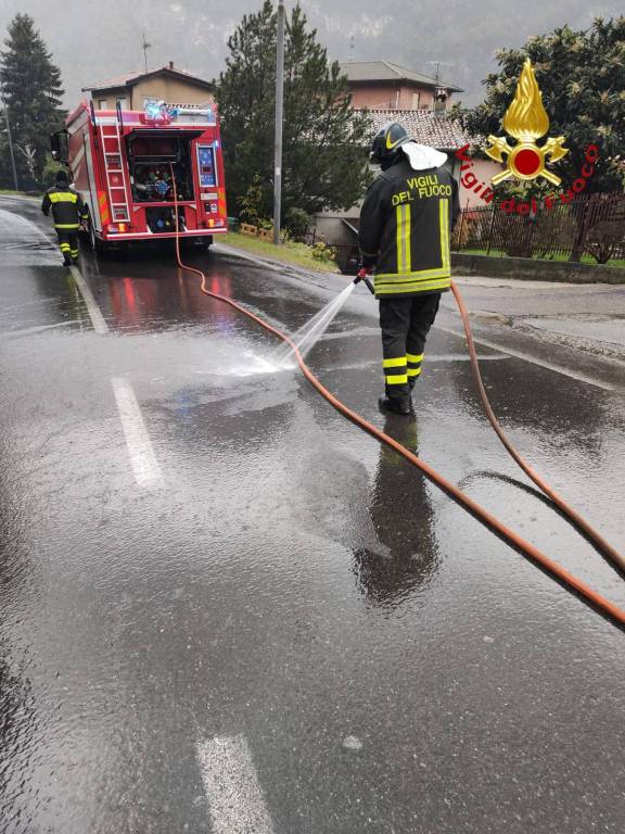 strada sporca di gasolio arrivano i pompieri arosio canzo idranti