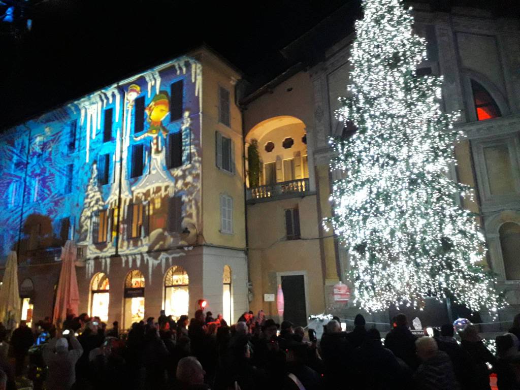 accensione albero piazza grimoldi a como per città dei balocchi 2019