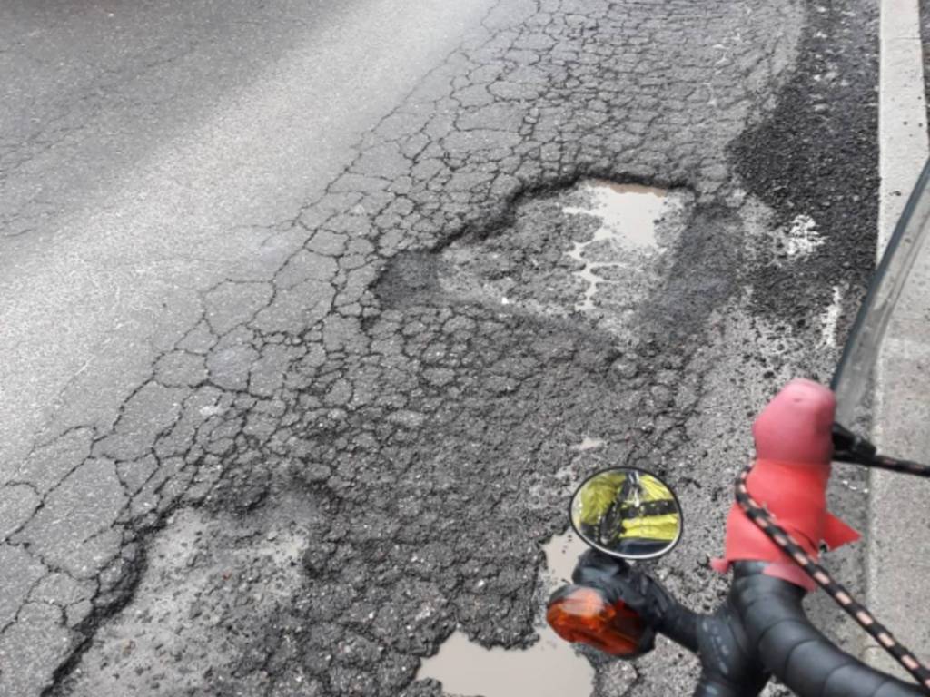 buche grosse a como viale innocenzo problemi per chi va in bicicletta