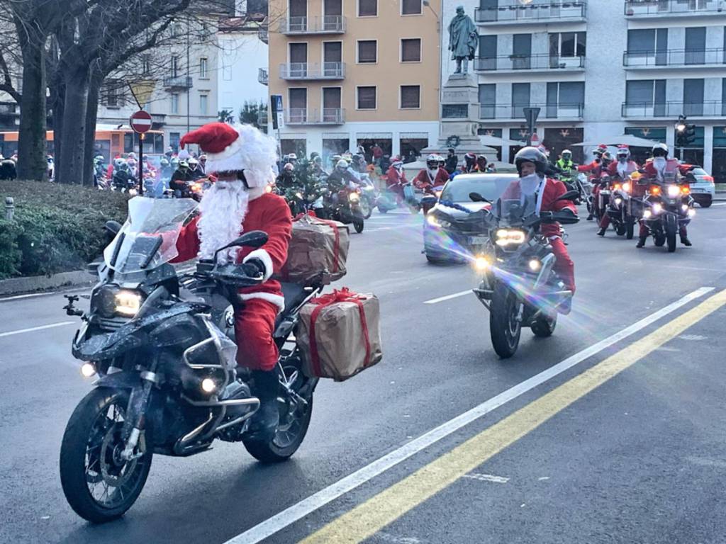 Il raduno dei Babbi Natale a due ruote sulle strade di Como