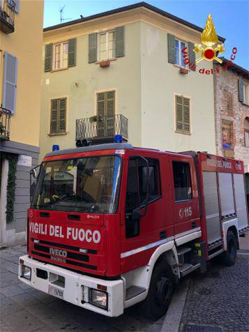 incendio cucina via vitani como ed appartamento asso pompieri mezzi