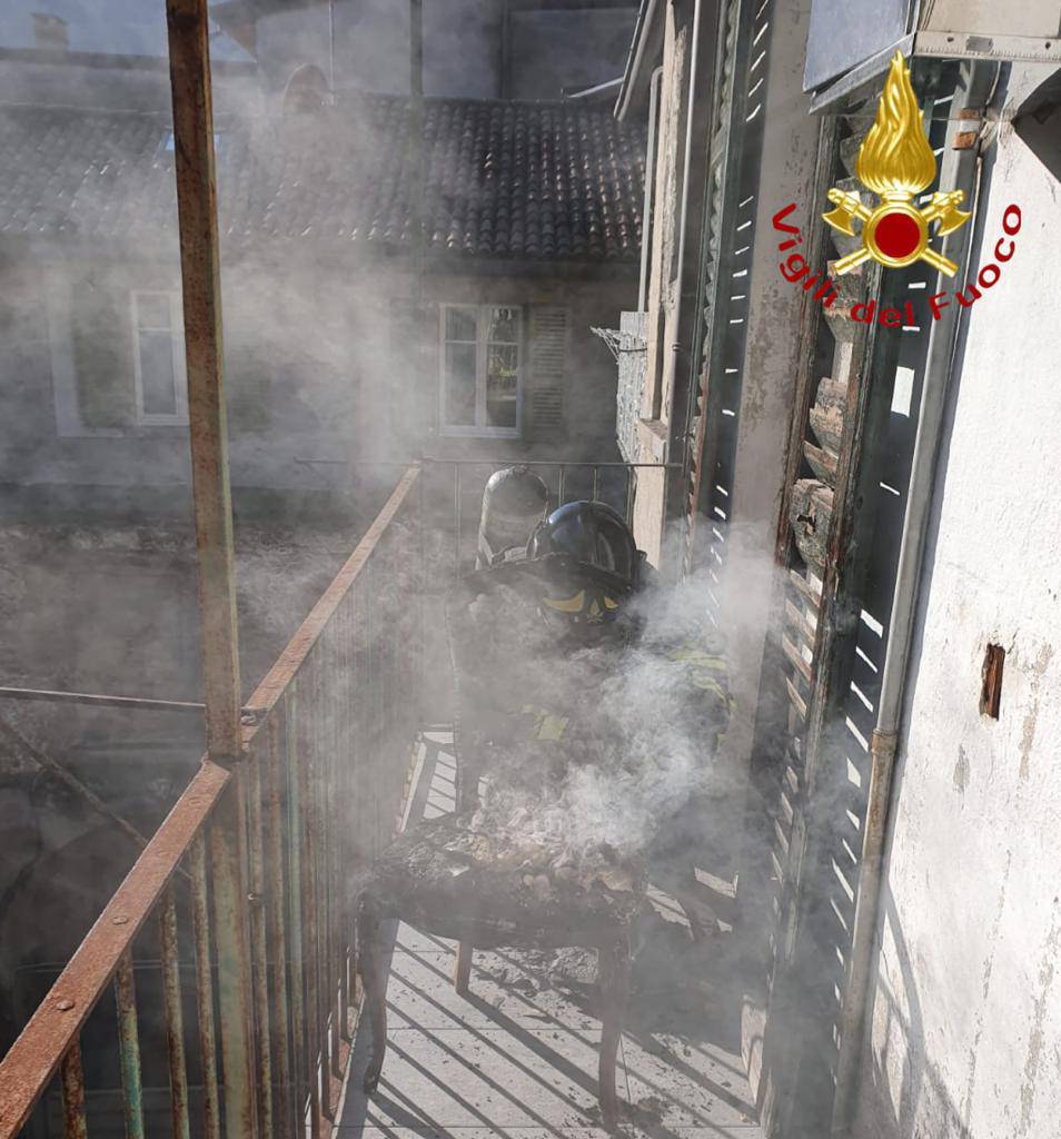 incendio cucina via vitani como ed appartamento asso pompieri mezzi