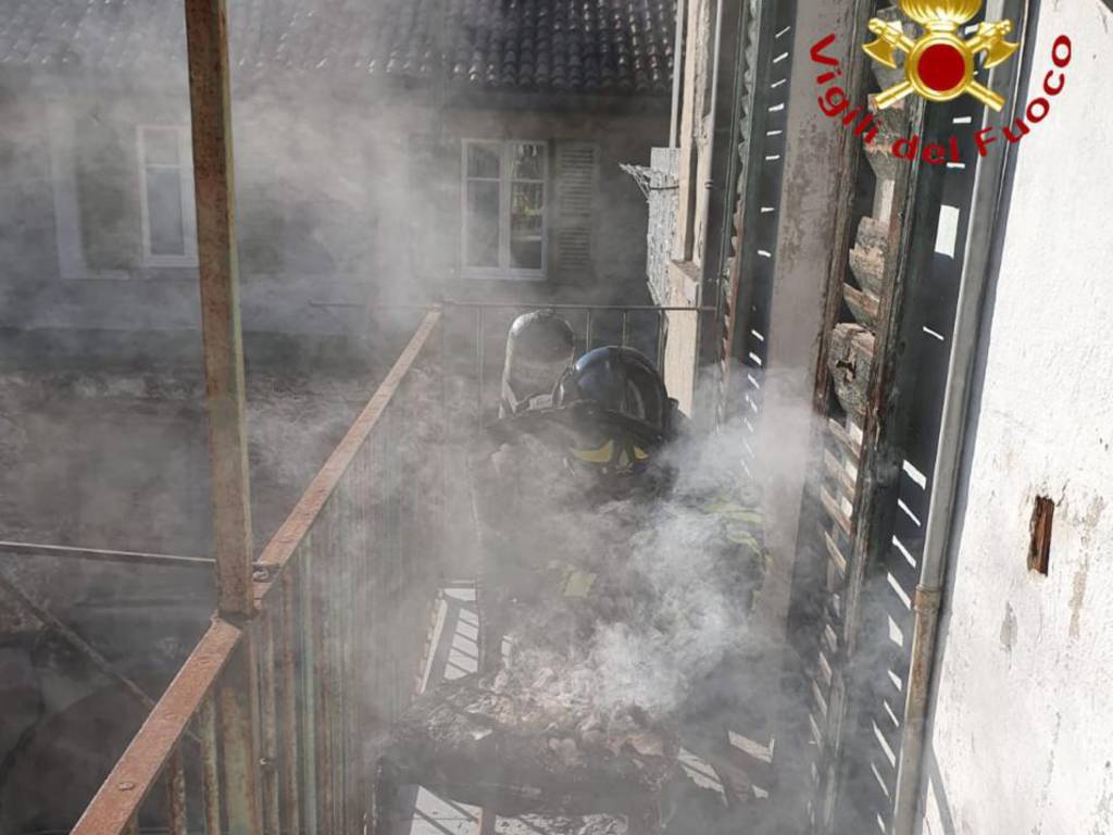 incendio cucina via vitani como ed appartamento asso pompieri mezzi