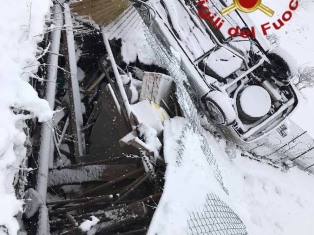 incidente sotto la neve a garzeno auto  ribaltata in strada