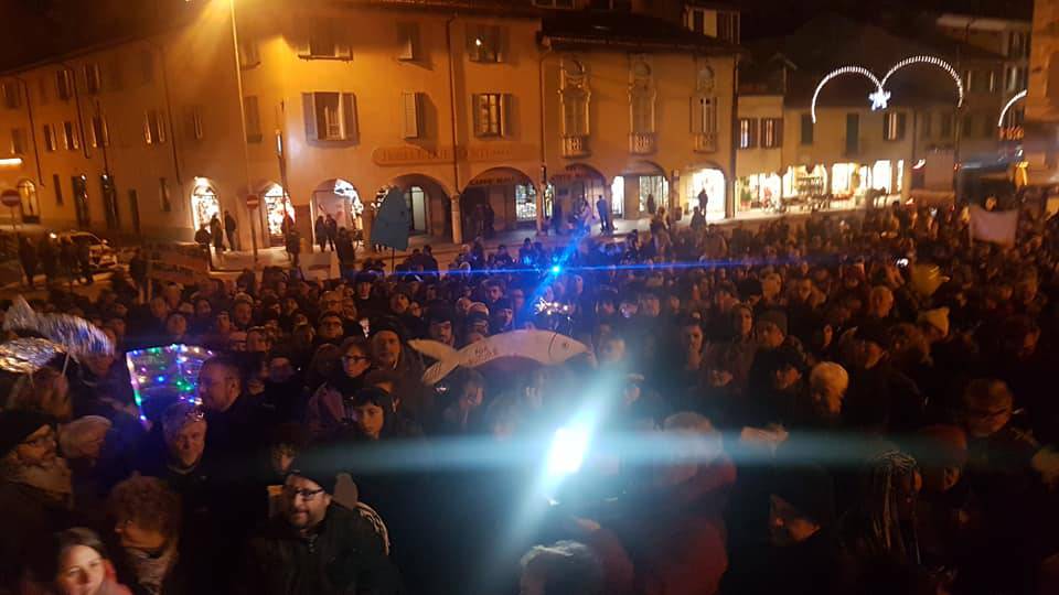 manifestazione piazza vittoria como 6000 sardine raduno in piazza vittoria