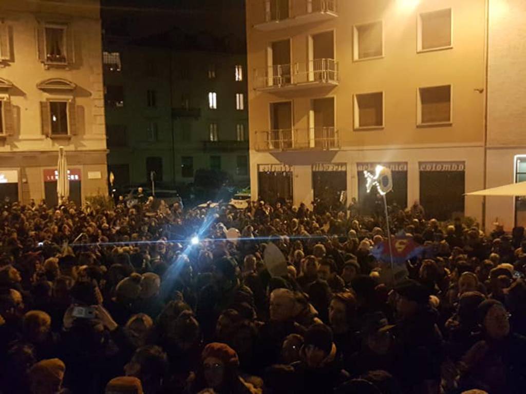 manifestazione piazza vittoria como 6000 sardine raduno in piazza vittoria