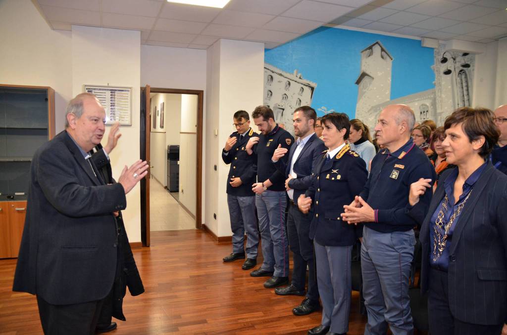 Auguri Di Natale Lunghi.La Visita Del Vescovo Cantoni In Questura Per Gli Auguri Di Natale Ai Poliziotti Ciaocomo