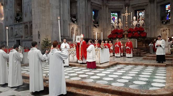 duomo di como vescovo cantoni ingresso con sacerdoti sinodo