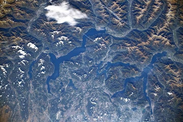 foto dallo spazio, luca parmitano fotografa como ed il lago