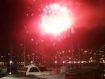 fuochi artificio como per arrivo nuovo anno sul lago